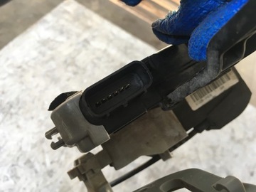 KIA VENGA 09- ZÁMEK DVEŘE PRAVÝ PŘEDNÍ 6 PIN