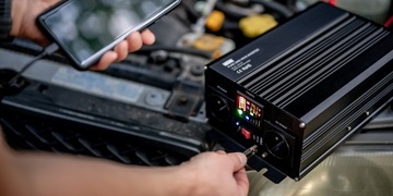 Przetwornica napięcia Newell z czystą sinusoidą - 12 V / 230 V, 2000 W