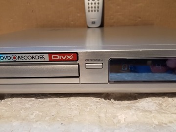 PHILIPS DVDR3380 с пультом дистанционного управления.