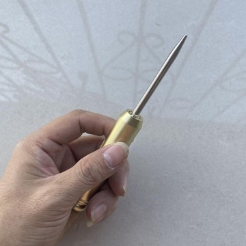 Прочный инструмент для натягивания теннисных ракеток и ракеток для бадминтона.