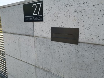 Skrzynka na listy w WĄSKI MUR KOLORY LUB INOX p620