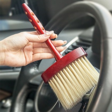 Szczotki z miękkiego włosia do usuwania kurzu z wylotu powietrza w samochodzie, czerwone