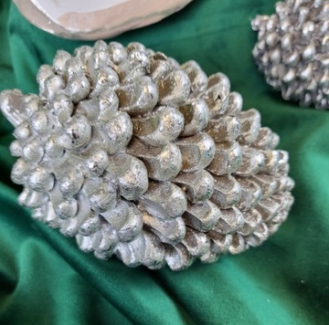 OZDOBNA SZYSZKA FIGURKA DEKORACJA SREBRNA