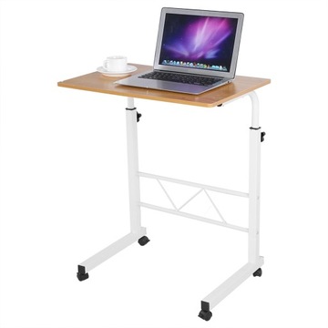 Компьютерный стол с регулируемой высотой, стоящий на столе, с передвижным диваном рядом с кроватью.