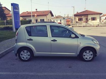 DAIHATSU SIRION II DVEŘE LEVÉ PŘEDNÍ BARVY