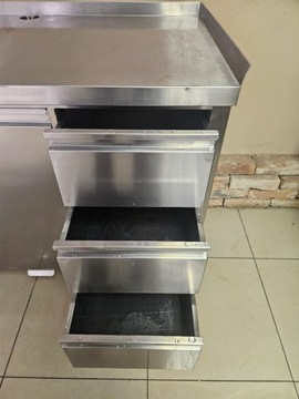 Стол из нержавеющей стали с ЯЩИКАМИ и местом для КОРЗИНЫ.