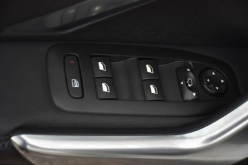 Peugeot 2008 I SUV Facelifting 1.2 PureTech 110KM 2018 Peugeot 2008 NaviKamera SkoraAlcantara Ambiente Led Panorama Klimatronic, zdjęcie 17