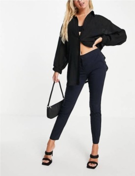 Смешанный комплект мужской, женской и детской одежды.