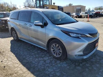 Toyota Sienna III 2023 Toyota Sienna 2023, 2.5L, XLE, po gradobiciu 2.5 Hybryda 245KM, zdjęcie 2