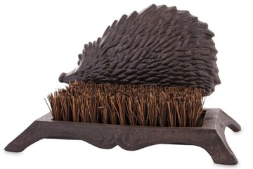 Чугунная коричневая стилизованная декоративная щетка для чистки обуви.