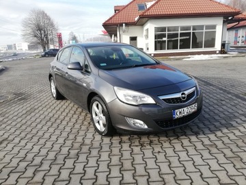 Opel Astra J Hatchback 5d 1.7 CDTI ECOTEC 110KM 2010 Opel Astra J 1.7 ECO TECH 110 PS