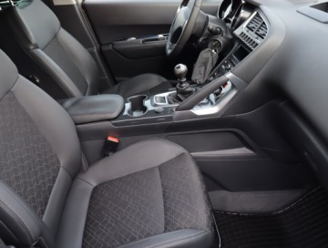 Peugeot 3008 I Crossover Facelifting 1.2 PureTech 130KM 2016 Peugeot 3008 1.2 PureTech, Salon Polska, zdjęcie 8