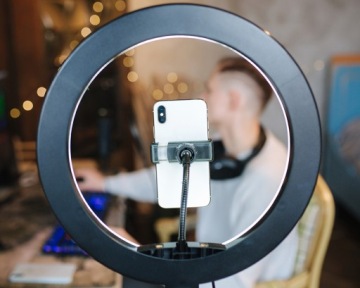 ДЕРЖАТЕЛЬ ДЛЯ ТЕЛЕФОНА СО СВЕТОДИОДНОЙ ПОДСВЕТКОЙ НА ПОДСТАВКЕ 220