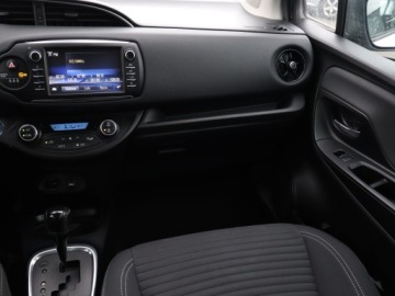 Toyota Yaris III Hatchback 5d Facelifting 2017 1.5 Hybrid 100KM 2018 Toyota Yaris 1.5 Hybrid, Salon Polska, Automat, zdjęcie 7