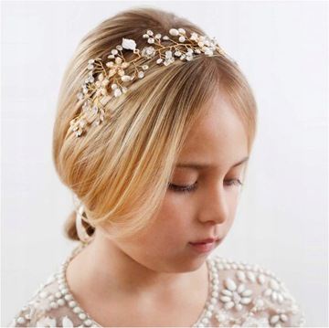 Венок для причастия в головном уборе цветочницы