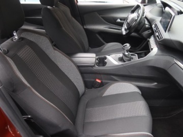 Peugeot 5008 II Crossover Facelifting 1.2 PureTech 130KM 2021 Peugeot 5008 PureTech 130, 7 miejsc, Klima, zdjęcie 8