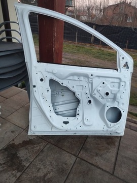 DVEŘE LEVÉ PŘEDNÍ TOYOTA YARIS IV BARVA 040