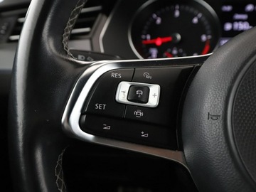 Volkswagen Passat B8 Variant 2.0 TDI BlueMotion SCR 150KM 2019 Volkswagen Passat DSG R-Line interior pack klima, zdjęcie 32