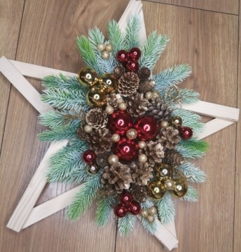 Украшение венком рождественской двери