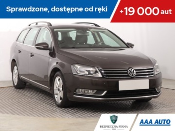 Volkswagen Passat B7 Variant 2.0 TDI CR DPF BlueMotion 140KM 2013 VW Passat 2.0 TDI, Salon Polska, DSG, Navi, Xenon