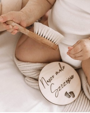 Деревянная табличка для фотографий месяцев.