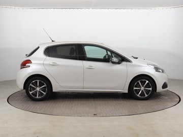 Peugeot 208 I Hatchback 5d Facelifting 1.2 PureTech 110KM 2018 Peugeot 208 1.2 PureTech, Salon Polska, zdjęcie 5