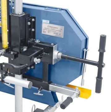 Бензиновая ленточная пила BERNARDO для распиловки древесины.