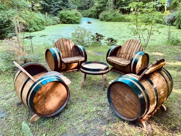 Скамейка, кресло из винной бочки, скамейка и стул.
