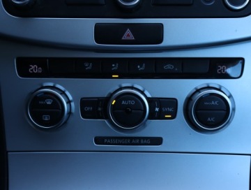 Volkswagen Passat B7 Variant 1.6 TDI CR DPF BlueMotion 105KM 2013 VW Passat 1.6 TDI, Salon Polska, Navi, Xenon, zdjęcie 17