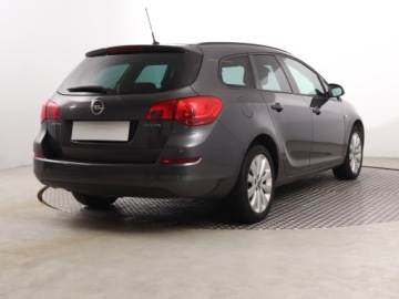 Opel Astra J Sports Tourer 1.4 Twinport ECOTEC 100KM 2011 Opel Astra 1.4 16V, Klima, Tempomat, Parktronic, zdjęcie 4