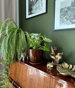 Керамический цветочный горшок на зеленой подставке, 13х12см.