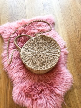 КРУГЛАЯ ПЛЕТЕНАЯ СУМКА С РЕМЕШКОМ МОДНОГО ВЕРБЛЮЖЬЕГО ЦВЕТА