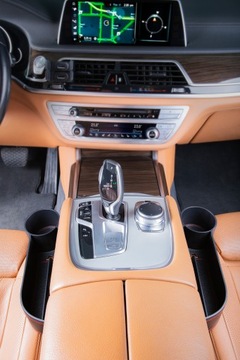 АВТОМОБИЛЬНЫЙ ОРГАНАЙЗЕР МЕЖДУ ПРАВЫМ СИДЕНЬЕМ, ДЕРЖАТЕЛЕМ ДЛЯ КРУЖКИ, ПАССАЖИРСКИМ АВТОМОБИЛЕМ