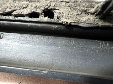 LIŠTA DVEŘE LEVÝ PŘEDNÍ VW PASSAT B7 3AA854939A