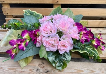 БОЛЬШОЙ КУЧ искусственных цветов для могилы на кладбище