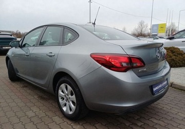Opel Astra J Sedan 1.6 Twinport ECOTEC 115KM 2014 Opel Astra 257 1.6 Active 115 KM Salon Polska 1.6 Benzyna 115KM, zdjęcie 3
