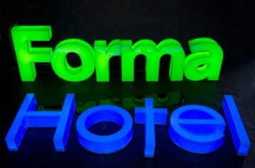 Светящаяся светодиодная надпись HOTEL, объемные буквы из оргстекла, 50 см.