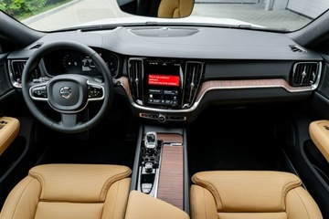 Volvo V60 II  Kombi Facelifting 2.0 B4 B 197KM 2025 Volvo V60 Ultra Dark B4 Mild hybrid Benzyna 197+14, zdjęcie 18
