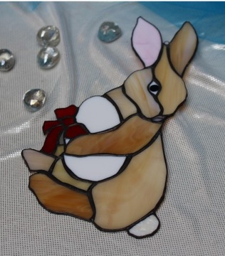 Пасхальный кролик с витражным пасхальным яйцом