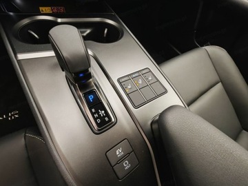 Lexus UX Crossover Facelifting 2.0 300h 199KM 2025 Od ręki - 300h F Sport Design 2.0 Hybrid Dynamic Force 199KM, zdjęcie 9
