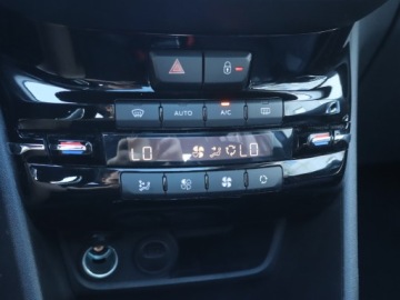 Peugeot 2008 I SUV Facelifting 1.2 PureTech 110KM 2019 Peugeot 2008 1.2 PureTech, Salon Polska, zdjęcie 11
