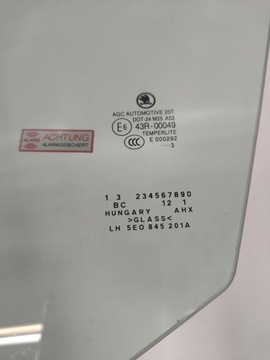 OCTAVIA III SKLO (OKNO) DVEŘE LEVÝ PŘEDNÍ 2013