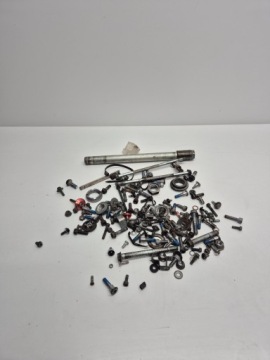 Suzuki GSX-R 600 K2 (02) ŚRUBY ŚRUBKI