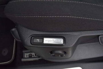 Volkswagen Tiguan II SUV 2.0 TDI 190KM 2019 Volkswagen Tiguan SalonPL 2.0 TDI 190KM DSG 4x4 R-Line DCC Pakiety LED TOP, zdjęcie 33