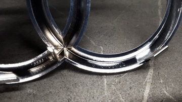 8T0853605 ZNAK W MASKA PŘEDNÍ AUDI A3 A4 A5 A7 STŘÍBRNY