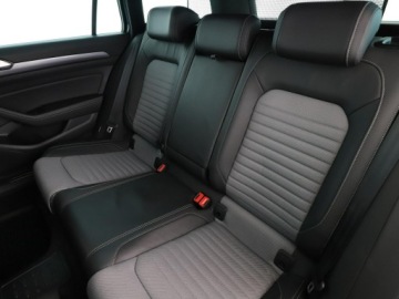 Volkswagen Passat B8 Variant 1.8 TSI BlueMotion Technology 180KM 2018 Volkswagen Passat R-Line DSG virtual cocpit navi, zdjęcie 16