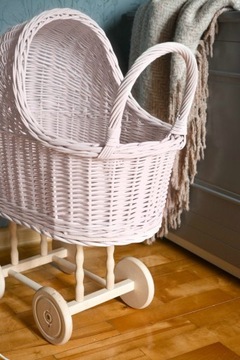 Wózek wiklinowy dla lalek kolor RÓŻ z wikliny