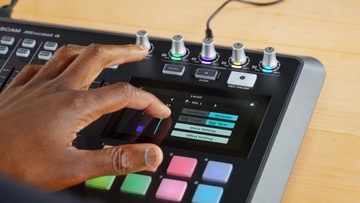 Tascam Mixcast 4 — Микшер для записи подкастов