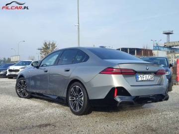 BMW Seria 5 G90-91 2023 BMW Seria 5 M PAKIET PRO GWARANCJA Kamery 360 Zarejestrowany Mozliwa zamia, zdjęcie 3