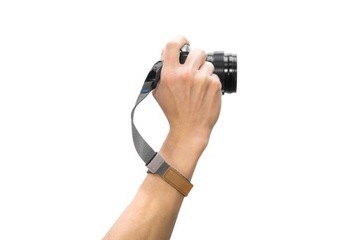Ремешок Peak Design Cuff Ash на запястье v3